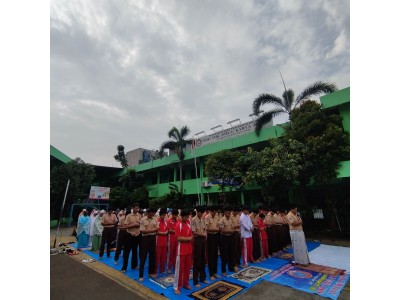MAKAN DI SEKOLAH DAN SHOLAT 